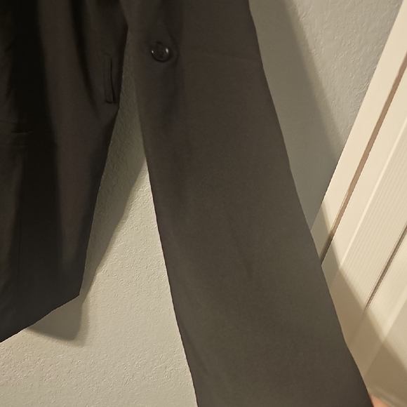 Classic Black Women's Blazer - Picture 6 of 6